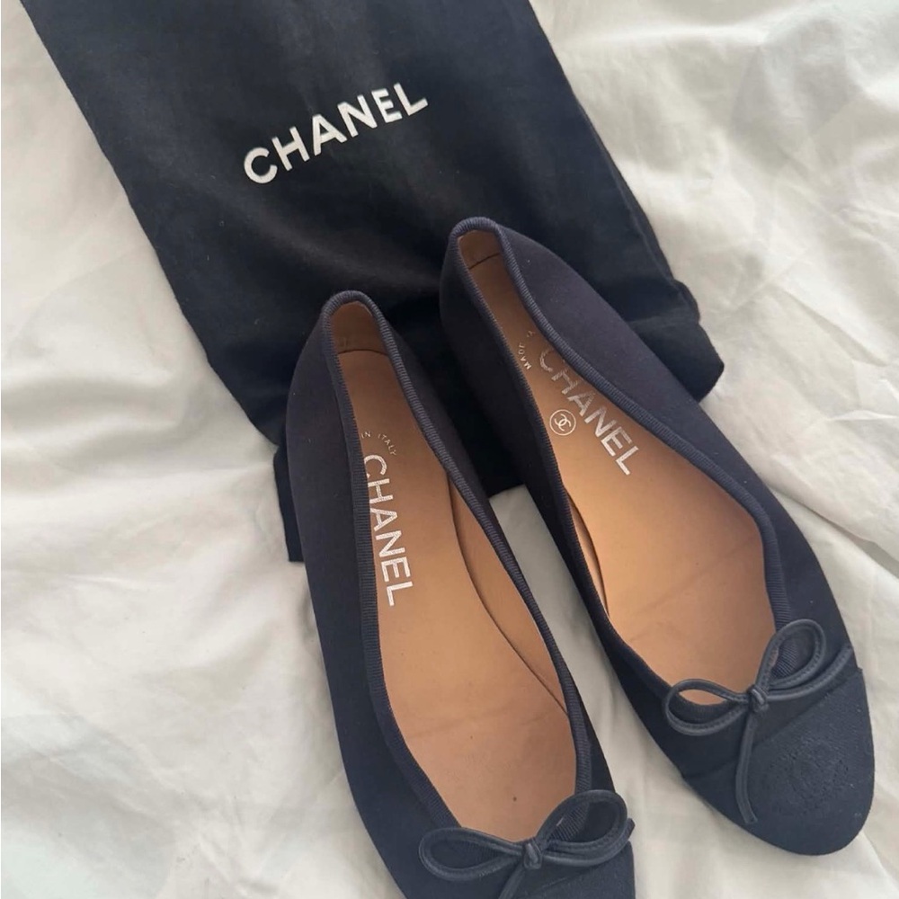 CHANEL Elegant Black Women's Flats